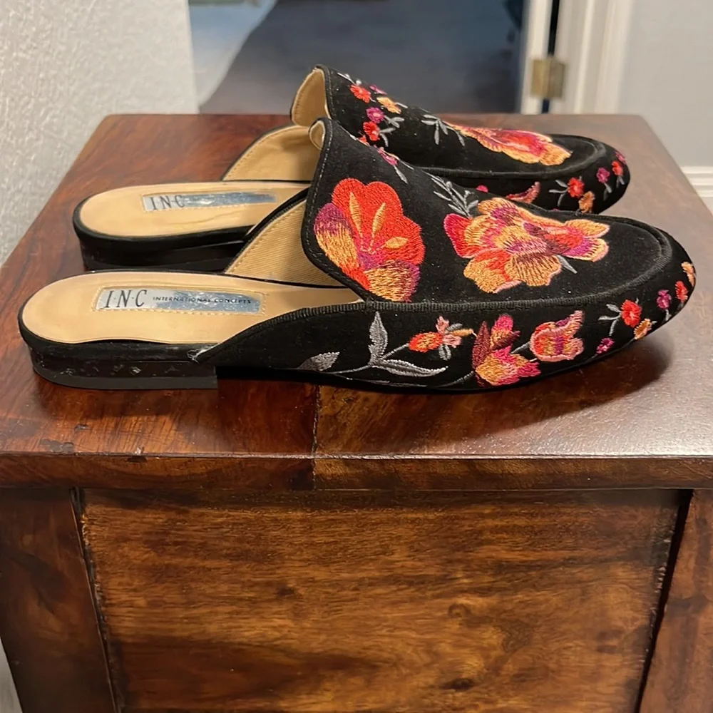 Black flats. Floral embroidery. Adorable mules by INC in Women’s Size 6. New. 🌺 - Picture 4 of 11